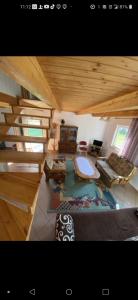 ein großes Wohnzimmer mit Holzdecken und einem großen Bett in der Unterkunft Zagroda z Antonówką in Szypliszki