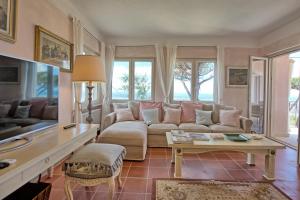 a living room with a couch and a table at Casarosa di Mariasole by PosarelliVillas in Montigiano