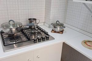 einen Küchenherd mit zwei Töpfen und Pfannen darauf in der Unterkunft appartamento Walter in centro in Rosolina Mare