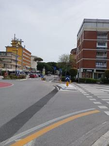an empty street in a city with buildings at appartamento Walter in centro in Rosolina Mare