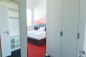 1 dormitorio con cama y ventana en havenhostel Bremerhaven en Bremerhaven