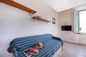 a bedroom with a bed with a hat on it at Aethalia - a 300mt dal mare in Marina di Campo