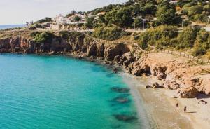 widok na plażę z ludźmi na brzegu w obiekcie Magnifique studio à deux pas de la plage parking w mieście Sète