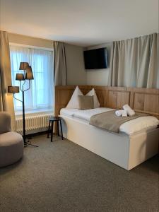 Postel nebo postele na pokoji v ubytování Hotel Engel am Bahnhof + 29 fotografií