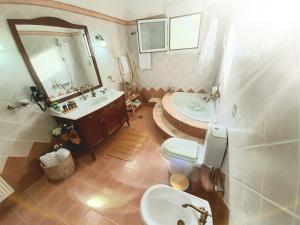 Kúpeľňa v ubytovaní Villa Aeolus with private overflow, endless, heated pool