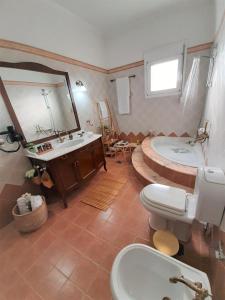 Kúpeľňa v ubytovaní Villa Aeolus with private overflow, endless, heated pool