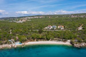 eine Luftansicht auf einen Strand mit einem Resort in der Unterkunft Luxury Villa Ole with Pool in Kostrena