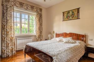 1 dormitorio con cama y ventana en Tea Rose House, en Capannori