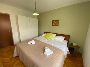 ein Schlafzimmer mit einem Bett mit zwei Handtüchern darauf in der Unterkunft Apartement ANCICA in Split