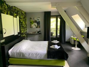 Moulin de Cambelong- Emilie & Thomas في Conques-en-Rouergue: غرفة نوم بسرير كبير مع سلم