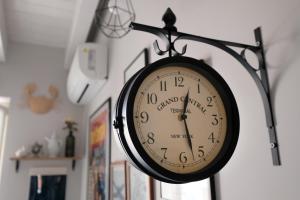 eine Uhr, die an einer Wand in einem Raum hängt in der Unterkunft La Mansarda Vintage in Moncalieri