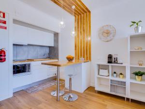 uma cozinha com um balcão de madeira num quarto em AL - Be Happy Apartment em Vilamoura