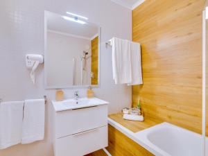 Baño blanco con lavabo y espejo en AL - Be Happy Apartment, en Vilamoura