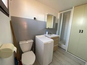 een badkamer met een wit toilet en een wastafel bij Appartement Port Leucate, 2 pièces, 4 personnes - FR-1-81-43 in Port Leucate