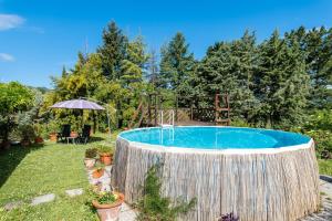 una piscina en un patio con un columpio en Abbacca-là appartamento 1, en Lucca