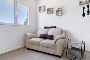 马斯帕洛马斯Parigina的白色的窗户房内的白色椅子