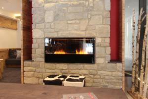 Telewizja i/lub zestaw kina domowego w obiekcie AvenidA Mountain Lodges Kaprun