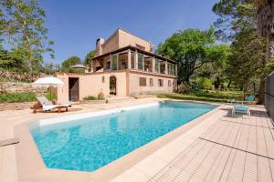 una casa con piscina frente a una casa en Le Mas de Georges - Jolie maison avec piscine privée, en Le Thoronet
