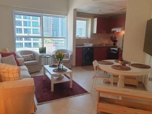 Posezení v ubytování Cosy 2 Bedroom Apartment - Jumeirah Lake Towers