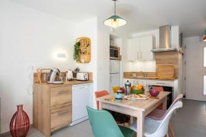 eine Küche mit Tisch und Stühlen in einem Zimmer in der Unterkunft Bibifoc Baie - au coeur de la Baie de la Somme in Saint-Valery-sur-Somme + 13 Fotos