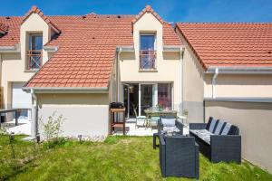 ein weißes Haus mit einem roten Dach in der Unterkunft Bibifoc Baie - au coeur de la Baie de la Somme in Saint-Valery-sur-Somme