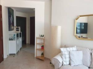 Posezení v ubytování Cosy 2 Bedroom Apartment - Jumeirah Lake Towers