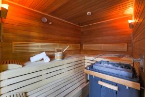 sauna z niebieską wanną i drewnianymi ścianami w obiekcie AvenidA Mountain Lodges Kaprun w Kaprunie