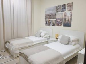 Postel nebo postele na pokoji v ubytování Cosy 2 Bedroom Apartment - Jumeirah Lake Towers