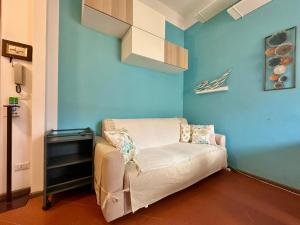 un soggiorno con divano e parete blu di B&B Frori ad Alghero