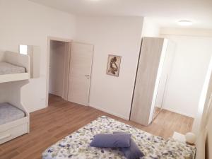 um quarto com uma cama e um colchão no chão em La Casera em Lido di Dante