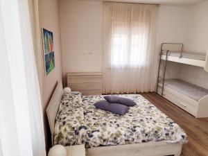 um quarto com uma cama com almofadas azuis em La Casera em Lido di Dante