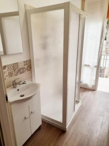 uma casa de banho com um chuveiro e um lavatório. em La Casera em Lido di Dante