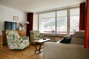 サンモリッツにあるAllod Bad 109のリビングルーム(ソファ、椅子、窓付)