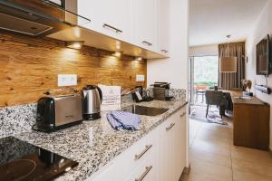 Kuchnia lub aneks kuchenny w obiekcie AvenidA Mountain Lodges Kaprun