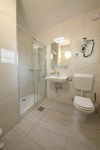 e bagno con servizi igienici, lavandino e doccia. di Villa Bor - Hotel & Resort Adria Ankaran ad Ancarano