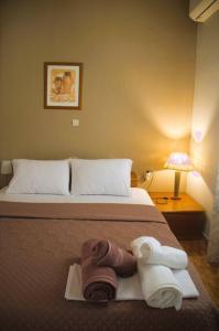 Una habitación de hotel con una cama con toallas. en Xanthi's Summer House, en Vathí
