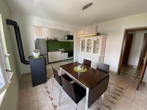eine Küche und ein Esszimmer mit einem Tisch und Stühlen in der Unterkunft Apartement ANCICA in Split