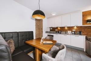 Kuchnia lub aneks kuchenny w obiekcie AvenidA Mountain Lodges Kaprun