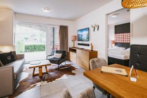 Telewizja i/lub zestaw kina domowego w obiekcie AvenidA Mountain Lodges Kaprun