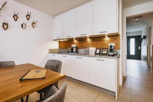 Kuchnia lub aneks kuchenny w obiekcie AvenidA Mountain Lodges Kaprun