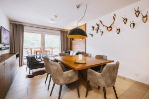 Telewizja i/lub zestaw kina domowego w obiekcie AvenidA Mountain Lodges Kaprun