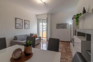 - un salon avec une table, des chaises et un canapé dans l'établissement Fiera di Ferrara Huge Apartment x7!, à Ferrare