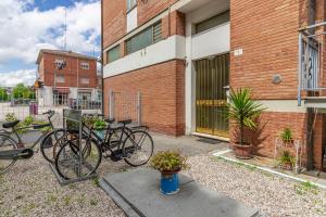 un grupo de bicicletas estacionadas al lado de un edificio en Fiera di Ferrara Huge Apartment x7! en Ferrara