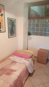 1 dormitorio con 1 cama y vestidor en Stanza in appartamento, en Latina