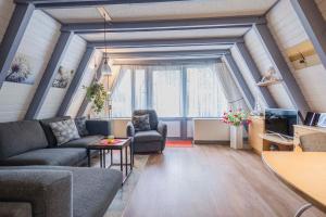 Ein Sitzbereich in der Unterkunft Ferienwohnpark Immenstaad am Bodensee Nurdachhaus Typ 7 ND 40