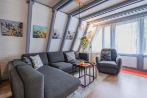 Ein Sitzbereich in der Unterkunft Ferienwohnpark Immenstaad am Bodensee Nurdachhaus Typ 7 ND 40