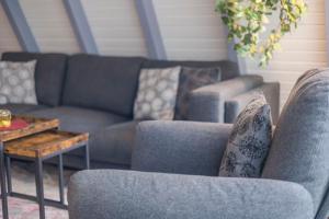 Ein Sitzbereich in der Unterkunft Ferienwohnpark Immenstaad am Bodensee Nurdachhaus Typ 7 ND 40