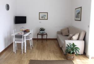 TV a/nebo společenská místnost v ubytování Vesuvio House appartamento indipendente e centrale