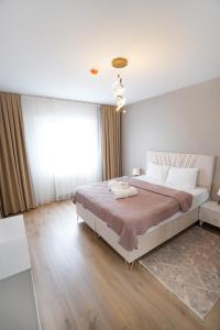 ein Schlafzimmer mit großem Bett und Fenster in der Unterkunft King Suite OK0 in Esenyurt + 7 Fotos