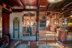 Kuchyň nebo kuchyňský kout v ubytování Rustic Retreat + 32 fotografií
